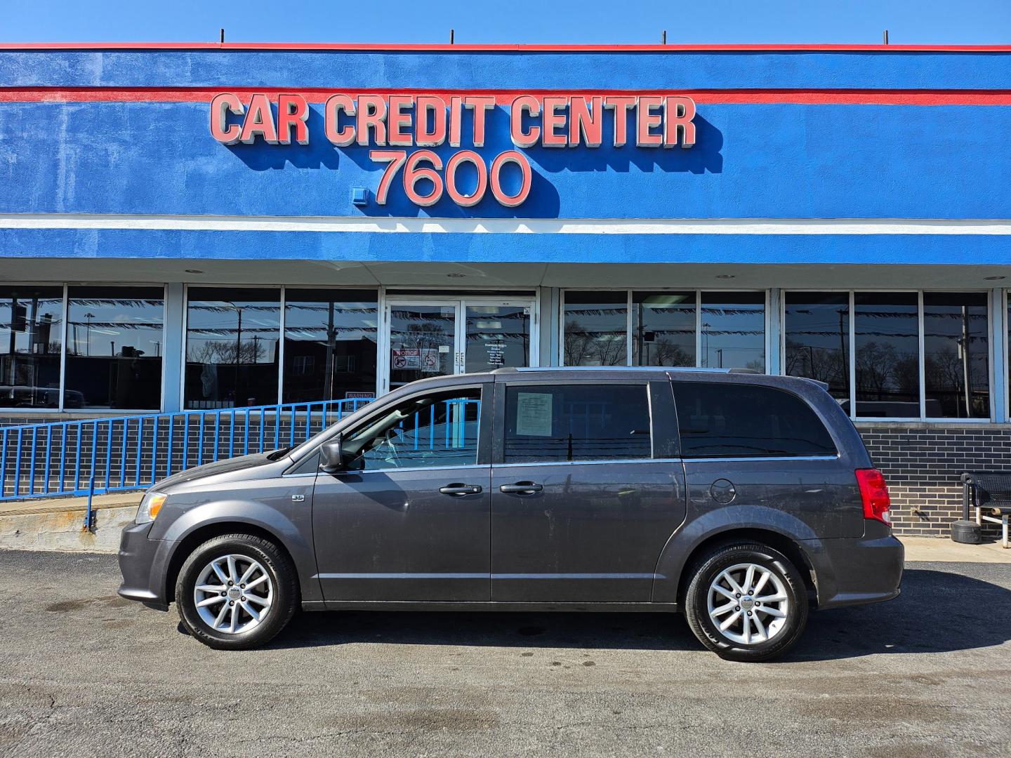 2019 GRAY Dodge Grand Caravan SXT (2C4RDGCG8KR) with an 3.6L V6 DOHC 24V engine, 6A transmission, located at 7600 S Western Ave., Chicago, IL, 60620, (773) 918-3980, 0.000000, 0.000000 - Photo#0